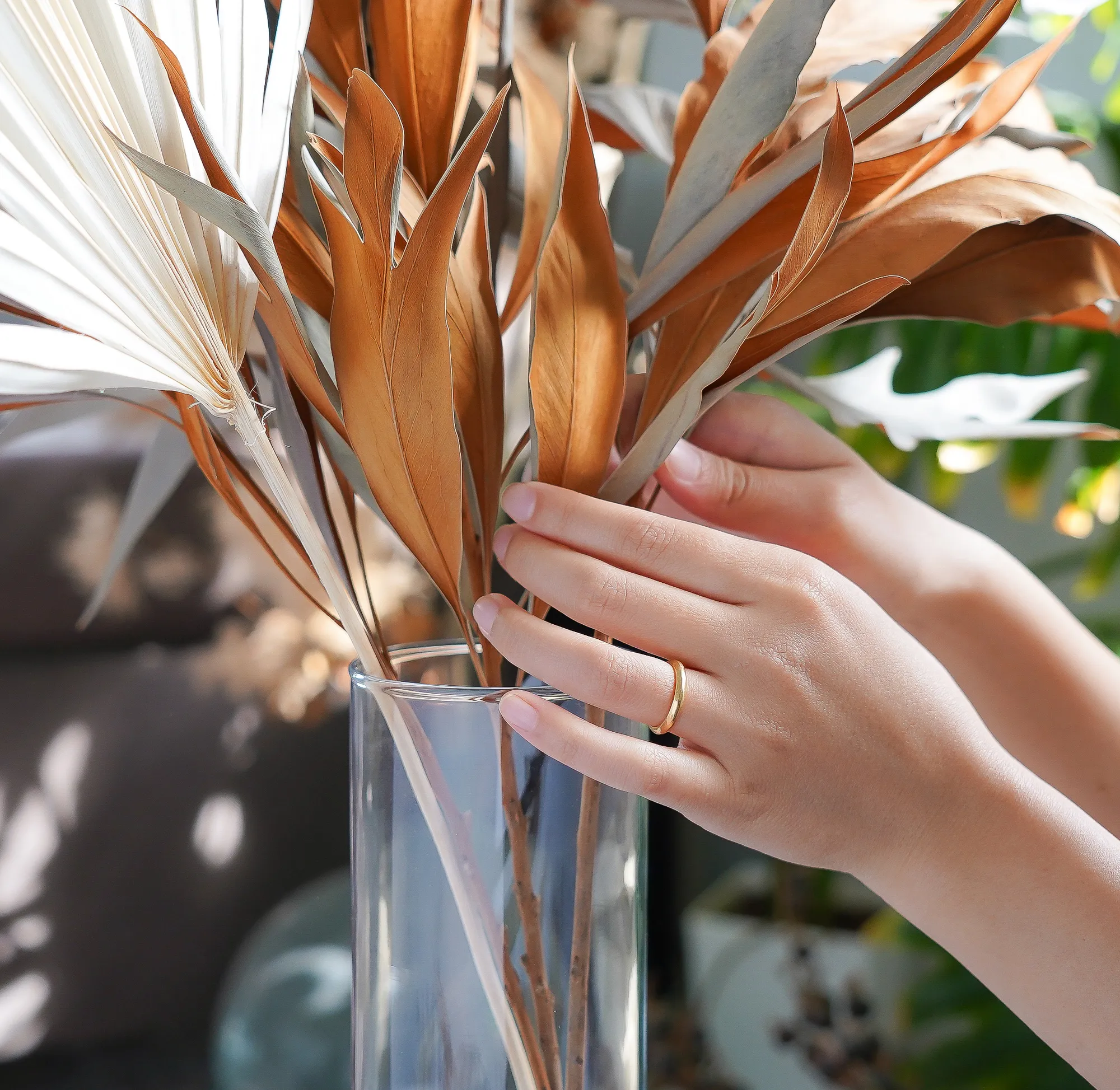 指輪をはめた女性の手と口元の写真